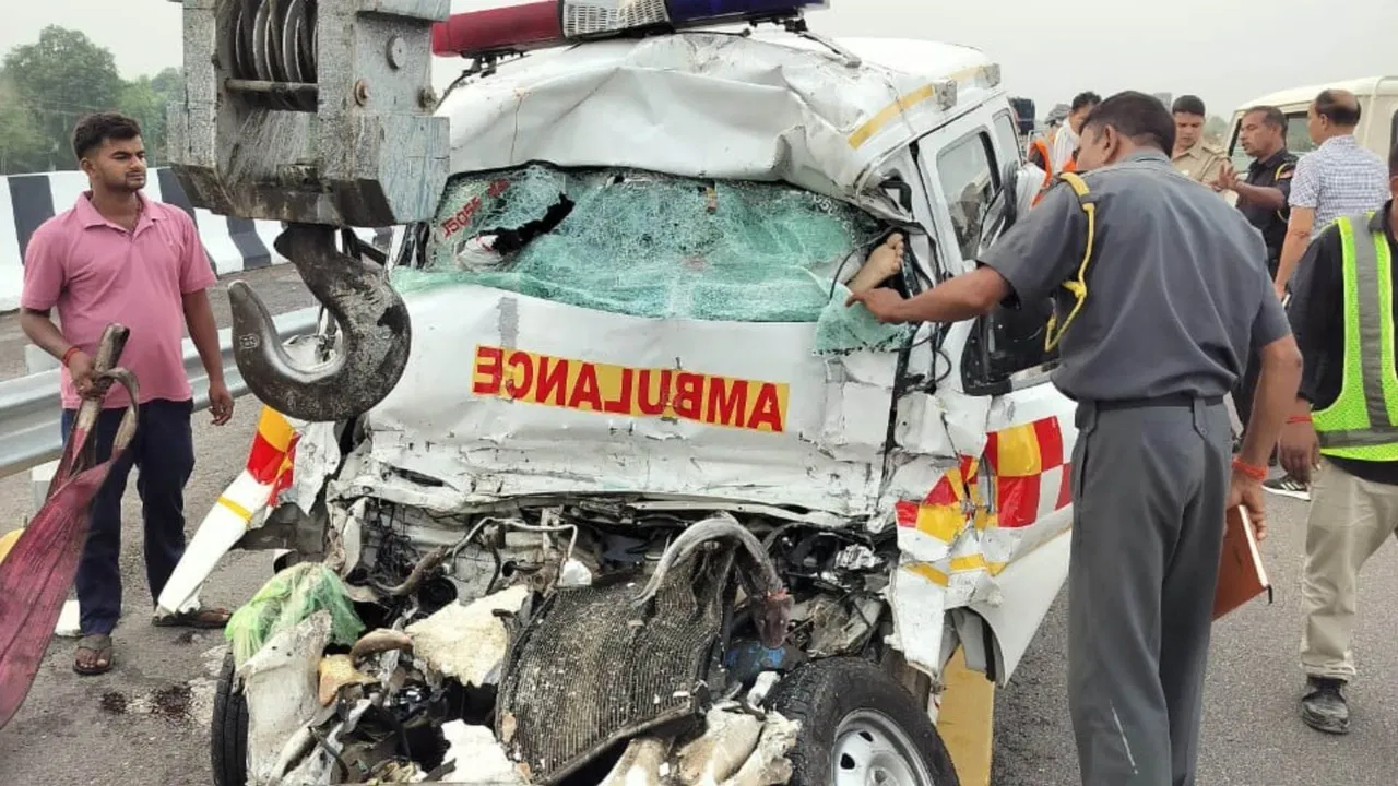अमेठी: पिकअप से टकराई एंबुलेंस, 5 लोगों की मौत, 1 घायल Amethi Ambulance collides with pickup on Purvanchal Expressway 5 people killed