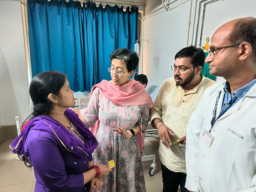 Former delhi cm atishi reached ahmedabad met victims of air india plane crash : दिल्ली की पूर्व CM आतिशी ने अहमदाबाद प्लेन क्रैश के पीड़ितों से की मुलाकात